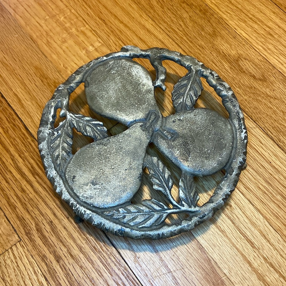 🍐 Vintage brass pear trivet